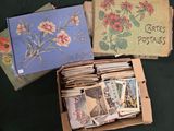 une boîte remplie de vieilles cartes postales posée sur une table