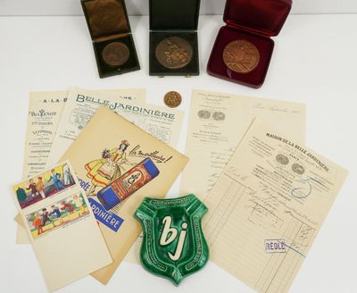 quelques vieux papiers et des pièces de monnaie sont posés sur une table, à côté d'une paire de lunettes