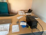 un bureau sur lequel se trouvent un ordinateur portable, une imprimante et d'autres fournitures de bureau