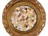 une image représentant un cadre doré orné d'un motif en mosaïque au centre