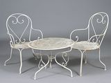 trois chaises et une table posées à même le sol