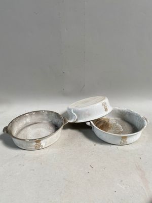 deux petits plats posés sur une table