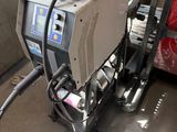 une machine posée sur un chariot dans le garage