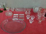 une table recouverte d'une nappe rouge et sur laquelle sont posés des verres
