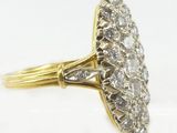 gros plan d'une bague en diamant sur une surface blanche