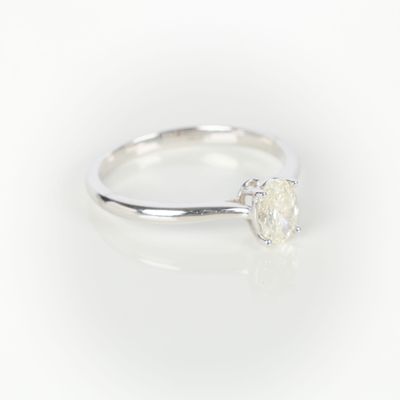 Solitaire en or gris (750‰) serti d'un diamant ovale (0,62 x…