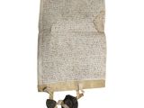 un vieux morceau de papier sur lequel on a écrit, posé sur une table