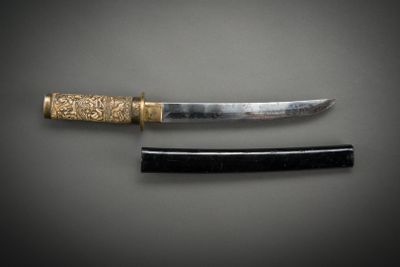 a close up of a knife and a razor on a table
