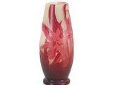 un vase orné d'un motif rouge et blanc