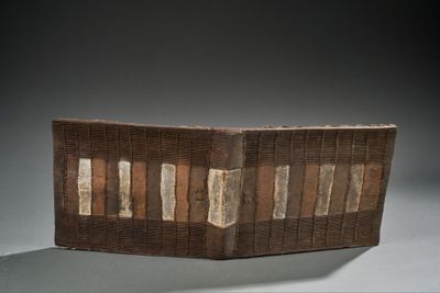 une image d'une boîte en bois sur laquelle figure un motif