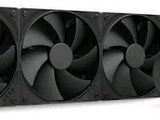 un gros plan sur un boîtier d'ordinateur équipé d'un ventilateur et d'un casque audio