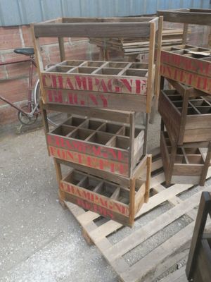 Plusieurs caisses en bois sont empilées les unes sur les autres sur une palette