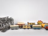 beaucoup de petits trains qui traînent par terre