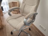 une chaise qui se trouve dans le coin d'une pièce