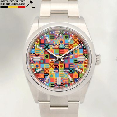 une montre dont le cadran est orné d'un motif coloré