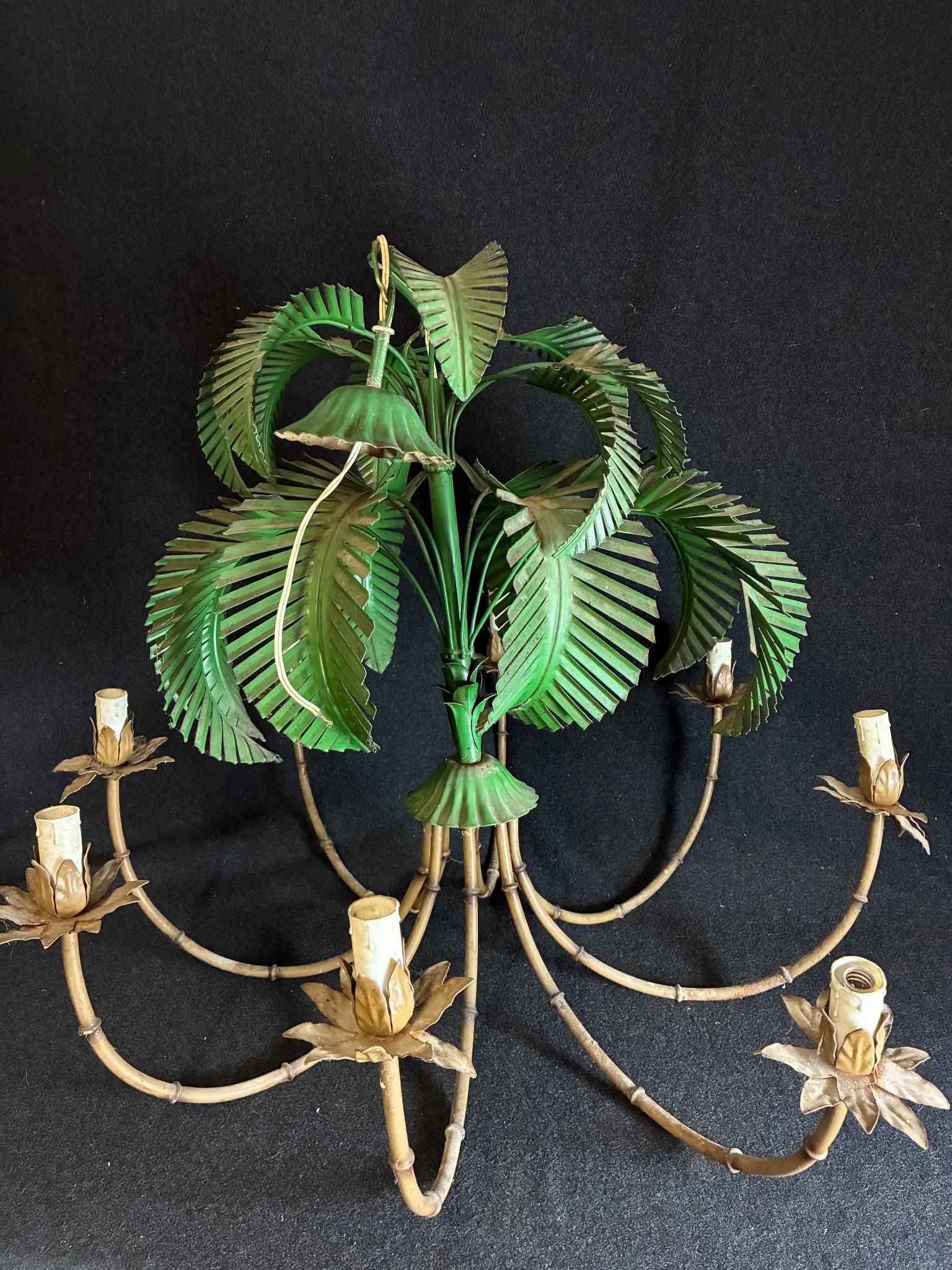 Lustre en métal à décor de palmier et tiges de bambou