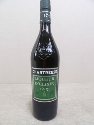 une bouteille de vin posée sur une table