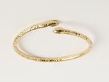 un gros plan sur un bracelet en or orné d'un serpent