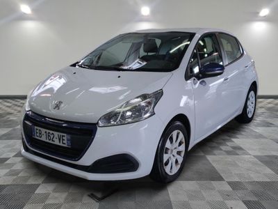 la voiture blanche est garée dans le garage sur le sol en damier