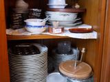 un placard rempli d'assiettes et de bols