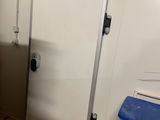 une salle de bains équipée de toilettes et d'une poubelle