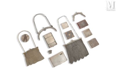 beaucoup d'objets métalliques sur une surface blanche