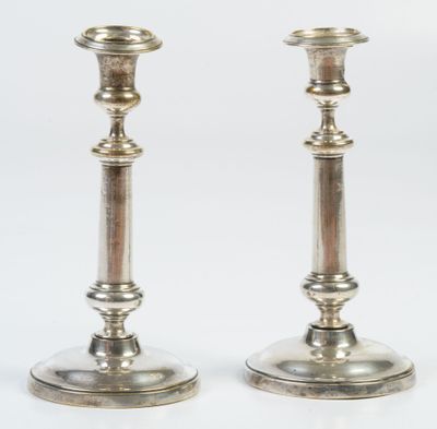 paire de chandeliers en argent sur fond blanc