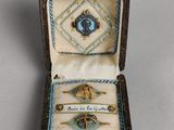 une boîte contenant un anneau à l'intérieur