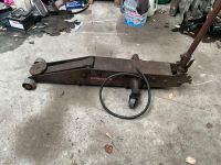 Un cric rouleur hydraulique de garage en acier, de marque CR…