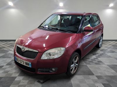 la photo d'une voiture rouge garée dans un garage