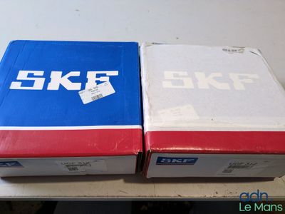deux boîtes de roulements SKF posées l'une à côté de l'autre sur une table