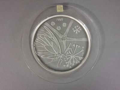 une photo d'une horloge sur le cadran de laquelle se trouve un papillon