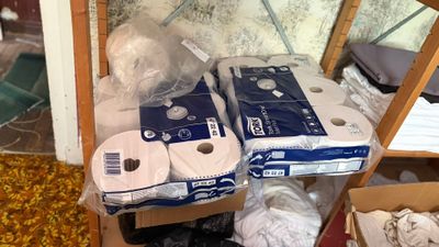 plusieurs rouleaux de papier toilette posés sur une étagère près d'une fenêtre