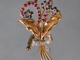 une broche en or ornée d'un bouquet de fleurs