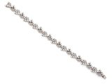 gros plan d'un bracelet en diamant sur fond blanc