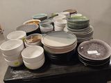 plusieurs assiettes et bols posés sur une table dans une pièce