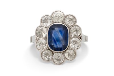 Bague “Marguerite” Saphir coussin et diamants taille ancienn…