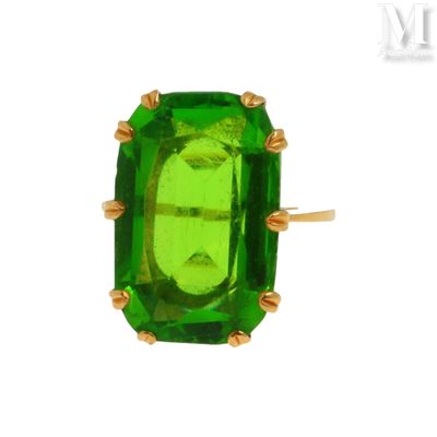 une image d'un gros plan d'une bague avec une pierre verte