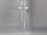un bougeoir en verre transparent sur fond gris