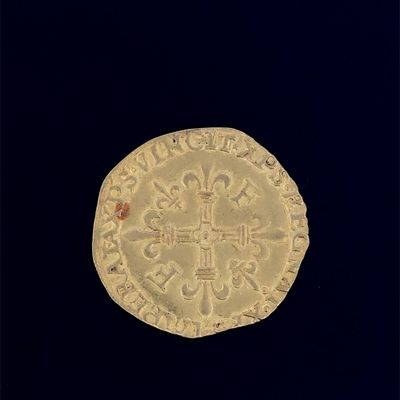 une pièce d'or sur laquelle est représentée une croix