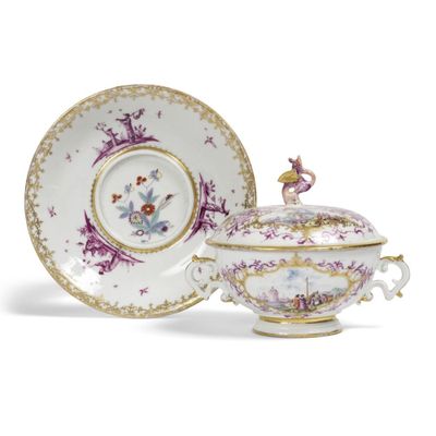une image représentant un bol et une soucoupe en porcelaine ornés d'un oiseau