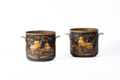 deux vases noirs et dorés ornés d'animaux et d'arbres