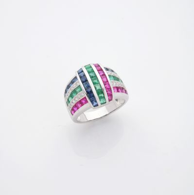 BAGUE TURBAN En or gris, ornée de lignes de saphirs, émeraud…