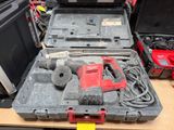 une boîte à outils avec des outils posés sur une table