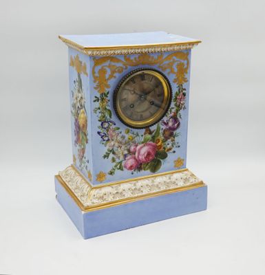 une horloge bleue ornée d'un motif floral