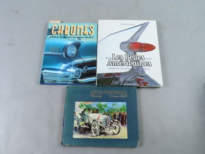 trois livres sont posés sur une table les uns à côté des autres