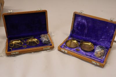 deux valises contenant des lunettes, posées sur une table