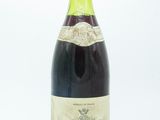une bouteille de vin posée sur une table