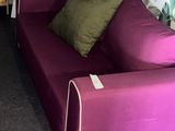 une pièce avec deux canapés et une table