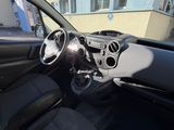 l'intérieur d'une petite voiture, avec un tableau de bord et un volant